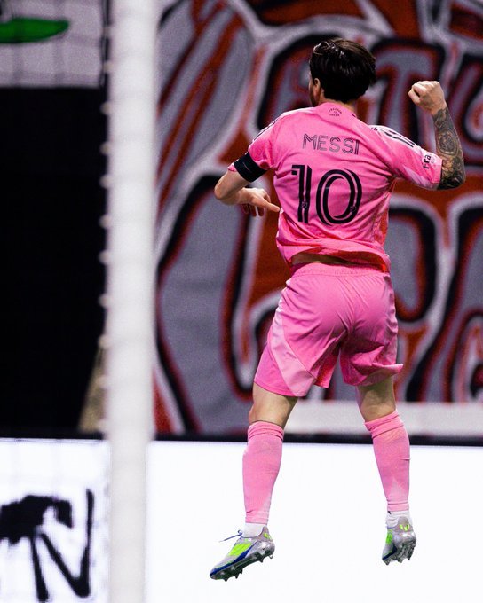 大比分获胜引发热议！，梅西在DWG比赛中表现优异观众掌声雷动(加拿大鹅官网)