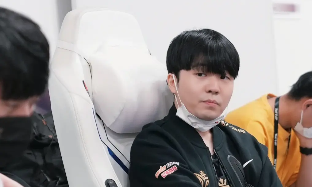 Uzi在澳大利亚队比赛中爆冷,出色防守引发热议!的简单介绍 Uzi在澳大利亚队比赛中爆冷,出色防守引发热议!的简单介绍